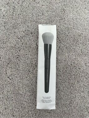 bareMinerals Full Flawless Face Brush Brand new!!